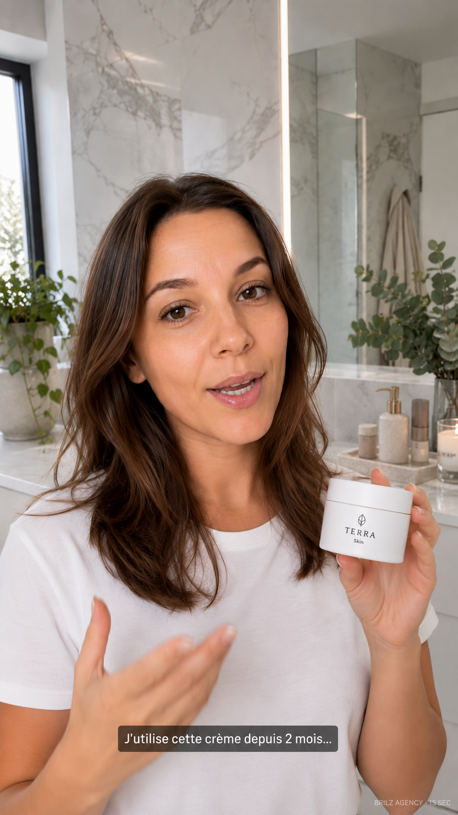 Frame vidéo UGC — créatrice IA