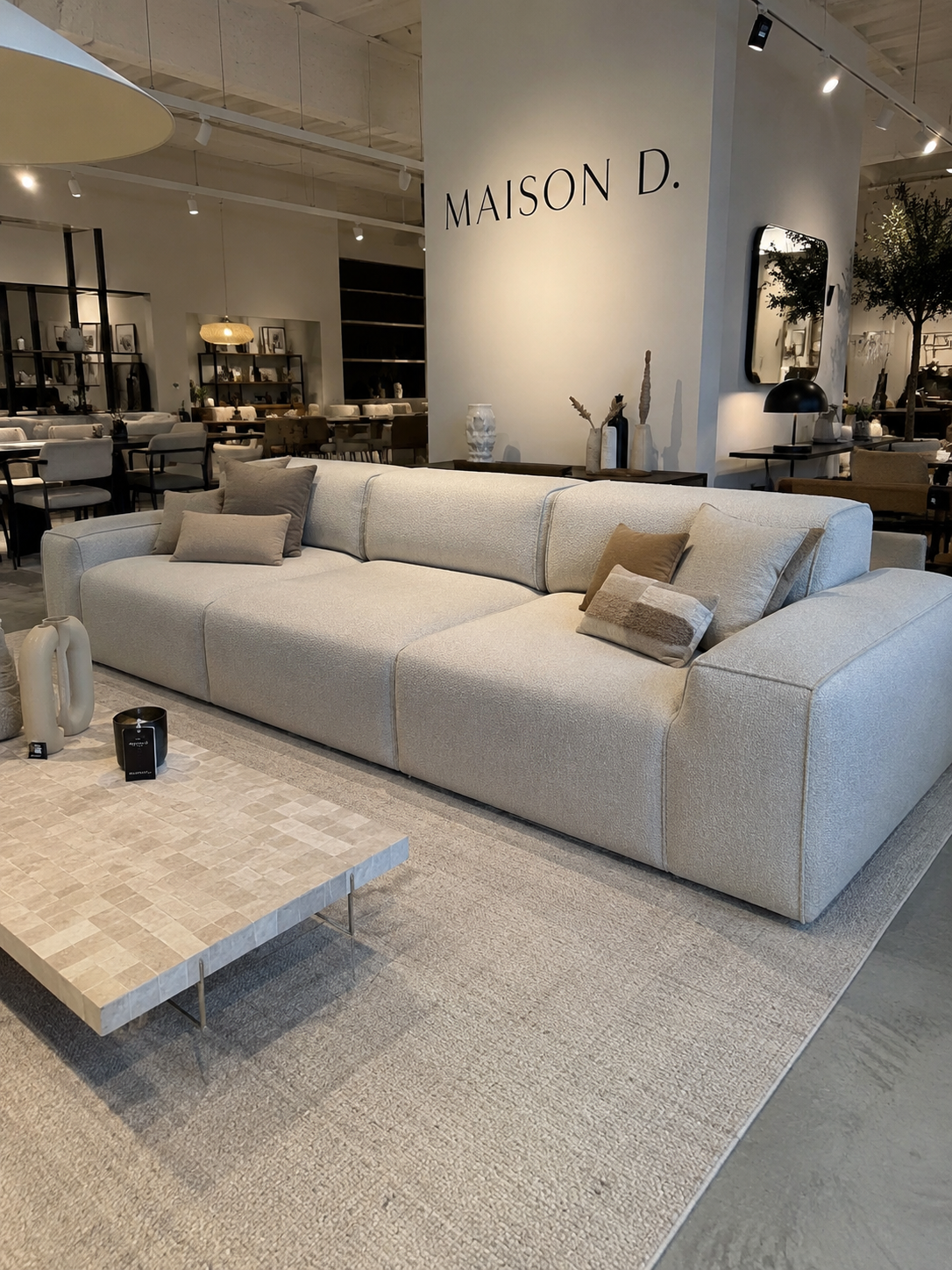Maison D. — Canapé signature en showroom