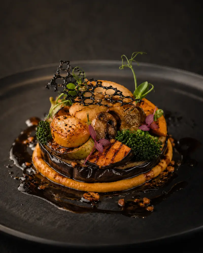 Photo culinaire en gros plan — plat signature du restaurant L'Éclipse